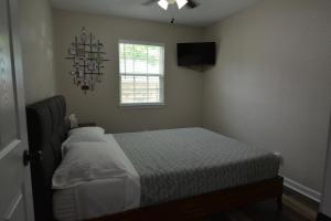 - une chambre avec un lit et un lustre dans l'établissement Duplex house 2214 Pine Street, à Grand Prairie