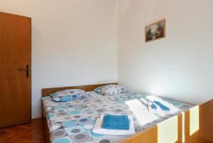 um quarto com uma cama com um edredão azul e branco em Ferienwohnung für 4 Personen ca 50 qm in Peroj, Istrien Istrische Riviera em Peroj
