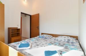 um quarto com uma cama grande e toalhas azuis em Ferienwohnung für 4 Personen ca 50 qm in Peroj, Istrien Istrische Riviera em Peroj
