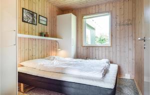 Postel nebo postele na pokoji v ubytování Cozy Home In Humble With Sauna