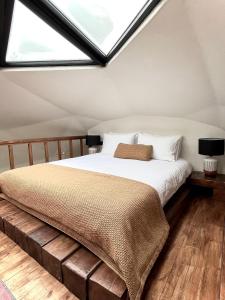 No 506 Dream Dome Sapanca في ساكاريا: غرفة نوم بسرير كبير مع المنور