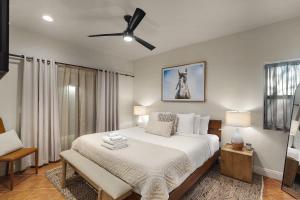 - une chambre avec un lit et un ventilateur de plafond dans l'établissement Mammoth Rock Splendor Family Home-Close to town Huge Spa & Game Room, à Sedona