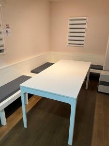 un tavolo blu e bianco in una stanza di Origami Chalet - Riverside a Hakuba