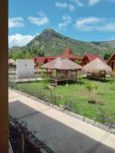 um resort com um campo de flores e edifícios em Aisyah Villa Sumbawa em Maluk