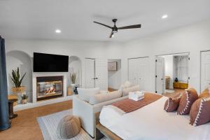 sala de estar con cama y chimenea en Mammoth Rock Lodge-New Family Home REMODELED 2 Hot Tubs & Game Room, en Sedona
