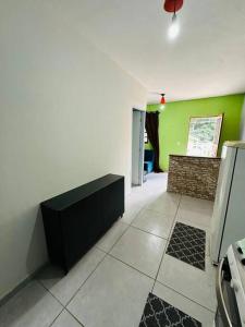 ein Wohnzimmer mit grünen und weißen Wänden in der Unterkunft APTO Mobiliado Aconchegante Serra Cantareira Cod 1 in Caieiras