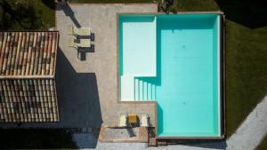 una vista aérea de una piscina en un edificio en Ferienhaus mit Privatpool für 12 Personen ca 350 qm in Loro Piceno, Marken Provinz Macerata, en Loro Piceno