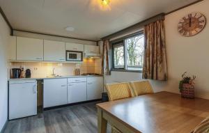 Η κουζίνα ή μικρή κουζίνα στο 2 Bedroom Beautiful Home In Well