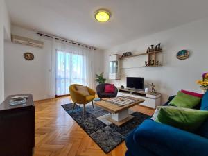 sala de estar con sofá y mesa en Ferienwohnung für 5 Personen ca 82 qm in Fažana, Istrien Istrische Riviera, en Fažana
