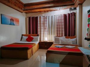 - une chambre avec 2 lits et une fenêtre dans l'établissement Bag-C Vacation House Bed and Breakfast, à Baguio