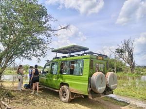 zielony pojazd zaparkowany na brzegu rzeki w obiekcie Akagera guide's House w mieście Kabarondo