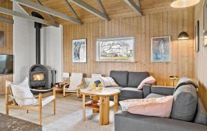 sala de estar con sofá y chimenea en Stunning Home In Juelsminde With Wifi, en Sønderby