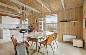 cocina y comedor con mesa y sillas en Stunning Home In Juelsminde With Wifi, en Sønderby