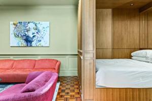 una piccola camera da letto con un letto e un divano di A Luxury Space with Playstation in Darling Harbour a Sydney