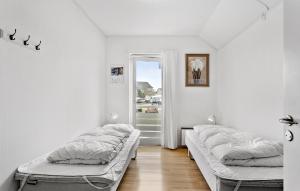 2 camas en una habitación con paredes blancas en Nice Apartment In Rudkbing With 2 Bedrooms And Wifi, en Rudkøbing