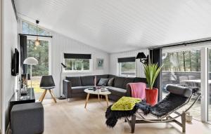 uma sala de estar com um sofá e uma cadeira em Gorgeous Home In Jerup With House A Panoramic View em Jerup