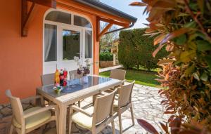 een patio met een tafel en stoelen bij Nice Home In Vrecari With Wi-fi in Nedeščina