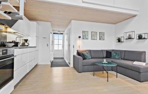 Dapur atau dapur kecil di Amazing Apartment In Vestervig