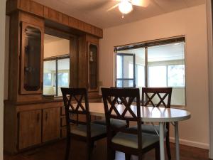 a dining room with a table and four chairs at Green Cabin in Midpines in Midpines