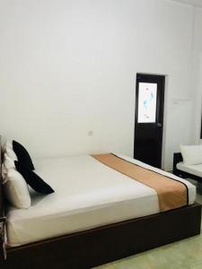 En eller flere senge i et værelse på Vessagiri Reach resort