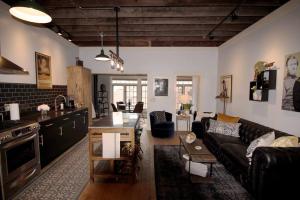 cocina y sala de estar con sofá y mesa en The Owl House en Galena