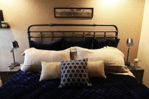 Un dormitorio con una cama con almohadas. en The Owl House en Galena