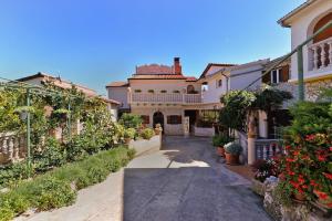 an alley in a house with flowers and plants at Ferienwohnung für 4 Personen ca 55 qm in Ližnjan, Istrien Südküste von Istrien in Ližnjan
