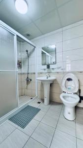 een badkamer met een douche, een toilet en een wastafel bij Yue Xi B&B in Jinhu