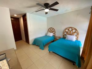 - une chambre avec 2 lits et un ventilateur de plafond dans l'établissement Casa Valle Alto, à Ciudad Valles