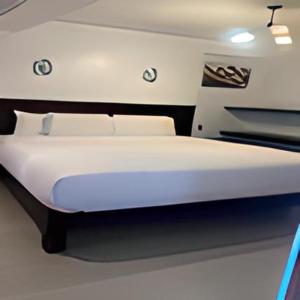 1 dormitorio con 1 cama blanca grande en una habitación en Qosqollay Plaza de Armas, en Cusco