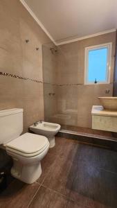une salle de bain avec toilettes et lavabo dans l'établissement Departamento 3 ambientes., à Buenos Aires