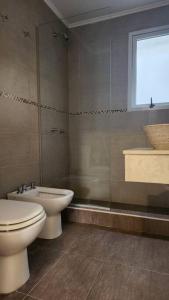 une salle de bain avec toilettes, lavabo et fenêtre dans l'établissement Departamento 3 ambientes., à Buenos Aires 16 autres photos