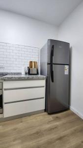 une cuisine avec un réfrigérateur en acier inoxydable dans une pièce dans l'établissement Departamento 3 ambientes., à Buenos Aires