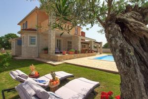 une villa avec une piscine et une maison dans l'établissement Ferienhaus mit Privatpool für 9 Personen ca 200 qm in Gajana, Istrien Istrische Riviera, à Gajana