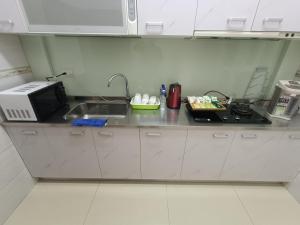 金湖镇玥熙民宿的带水槽和微波炉的厨房柜台