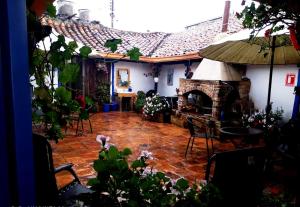 una sala de estar con chimenea de piedra en una casa en VIEJA ADUANA HOSTAL, en Zipaquirá