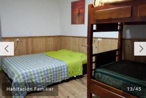 1 dormitorio con litera y escalera en VIEJA ADUANA HOSTAL, en Zipaquirá