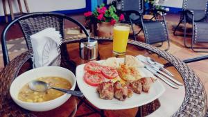 una mesa con un plato de comida y un tazón de sopa en VIEJA ADUANA HOSTAL, en Zipaquirá