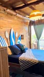 a room with a bed with surfboards on the wall at BARU MAGGYBEACH in Playa Blanca