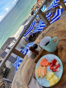 普拉亞布蘭卡的住宿－BARU MAGGYBEACH，海滩旁的桌子上放上一盘水果
