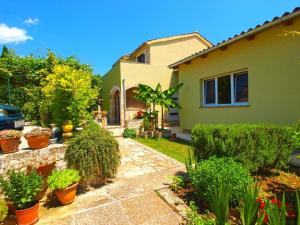 een huis met planten ervoor bij Ferienwohnung für 4 Personen ca 45 qm in Fažana-Surida, Istrien Istrische Riviera in Valbandon