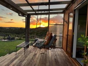 Imagen de la galería de Romantic hilltop hideaway - Skyview Cottage, en Dairy Flat