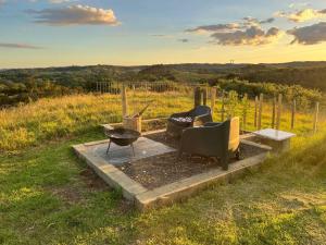 Imagen de la galería de Romantic hilltop hideaway - Skyview Cottage, en Dairy Flat