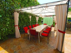 a table and chairs under a tent in a garden at Ferienwohnung für 3 Personen ca 28 qm in Fažana, Istrien Istrische Riviera in Fažana