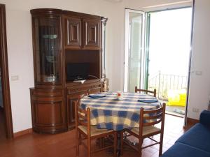 ein Esszimmer mit einem Tisch und einem Schrank in der Unterkunft Studio für 2 Personen  2 Kinder ca 50 qm in Gioiosa Marea, Sizilien Nordküste von Sizilien in Gioiosa Marea