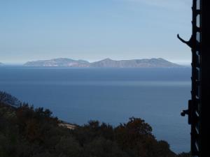 uma vista para uma grande massa de água em Ferienwohnung für 6 Personen ca 85 qm in Gioiosa Marea, Sizilien Nordküste von Sizilien em Gioiosa Marea