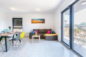 ein Wohnzimmer mit einem Sofa und einem Tisch in der Unterkunft Ferienwohnung für 6 Personen ca 65 m in Medulin, Istrien Südküste von Istrien - b55342 in Medulin