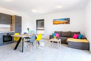 ein Wohnzimmer mit einem Sofa, einem Tisch und Stühlen in der Unterkunft Ferienwohnung für 6 Personen ca 65 m in Medulin, Istrien Südküste von Istrien - b55342 in Medulin