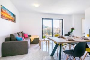 ein Wohnzimmer mit einem Tisch und einem Sofa in der Unterkunft Ferienwohnung für 6 Personen ca 65 m in Medulin, Istrien Südküste von Istrien - b55342 in Medulin