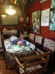 comedor con mesa, sillas y TV en Alojamiento familiar rey, en Punta Arenas